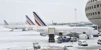 <p>Aviões da Air France estacionados no aeroporto Charles-de-Gaulle, nos arredores de Paris</p>  Foto: AFP