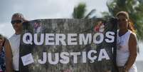 Em cartaz, família da menina cobra justiça  Foto: Mauro Pimentel / Terra