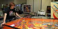 Austríaco brinca com pinball da Atari de 1979 em seu museu de pinball, na capital austríaca Viena. A produtora de videogames Atari pediu concordata&nbsp;<span style="color: rgb(93, 88, 80); font-family: Arial, Helvetica, sans-serif; line-height: 14px;">após não encontrar sucessor para o BlueBay, o principal acionista e financiador da companhia</span>  Foto: Heinz-Peter / Reuters