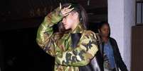 Rihanna combina vestido com estampa de maconha e casaco camuflado  Foto: Grosby Group