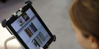 Para atender à demanda de novos leitores, bibliotecas adquirem novos dispositivos, como Kindle e livros digitais  Foto: AFP