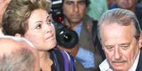 No domingo, Dilma chorou ao visitar o local onde os corpos eram reconhecidos por familiares  Foto: Futura Press