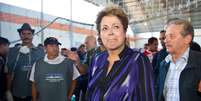 <p>Em janeiro, quando visitou o Centro Municipal de Desportos, onde estavam os corpos da trag&eacute;dia, Dilma se emocionou e chorou ao abra&ccedil;ar familiares das v&iacute;timas</p>  Foto: Vinicius Costa / Futura Press