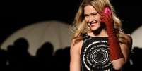 Bar Refaeli desfilou para a grife Desigual  Foto: AFP