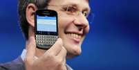 CEO da RIM, agora BlackBerry, apresentou os modelos com a nova plataforma da empresa em Nova York  Foto: AP