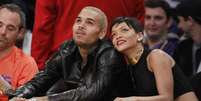 A cantora Rihanna aparece com Chris Brown em jogo da NBA em Los Angeles no dia 25 de dezembro. Ela disse ter reatado namoro com Brown.  Foto: Danny Moloshok / Reuters