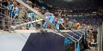 <p>F&atilde;s fizeram a&nbsp;avalanche&nbsp;para comemorar gol contra a LDU, mas a festa terminou em susto ap&oacute;s a grade da nova Arena ceder</p>  Foto: AFP