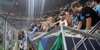 Colocação de cadeiras na arquibancada da Arena Grêmio reduziria a capacidade em 4 mil lugares  Foto: AFP