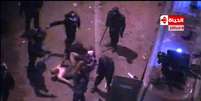 Imagem da transmiss&atilde;o da Al-Hayat mostra o que seria um homem nu sendo agredido e arrastado por policiais  Foto: AFP