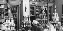 Clientes em loja de bebidas alco&oacute;licas em Moscou na d&eacute;cada de 1950: teria a vodka liga&ccedil;&atilde;o com as vit&oacute;rias militares?  Foto: Three Lions / Getty Images 