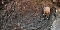 O modo como o esqueleto foi encontrado sugere que o rei estava amarrado quando foi enterrado. Os cientistas informaram que houve muito dano aos ossos e que o esqueleto possuía "uma constituição esguia incomum, quase feminina"  Foto: Reuters