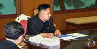 <p>Em 2013, Kim Jong-Un apareceu com um smartphone sobre a mesa e gerou especulações sobre a marca do aparelho ser a Samsung - proibida no país</p>  Foto: AFP