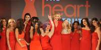 <p>Celebridades vestiram vermelho para o baile de abertura de semana de moda de NY</p>  Foto: AFP