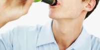 <p>Pessoas que reduziram o consumo de bebida alcoólica notaram melhorias no bem-estar físico e emocional</p>  Foto: Getty Images 