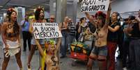 <p>Ativistas do Femen fazem protesto no aeroporto internacional Tom Jobim, no Rio de Janeiro</p>  Foto: AFP