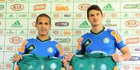 <p>Ronny e Kleber mostram camisa do Palmeiras durante apresentação na Academia de Futebol</p>  Foto: Sergio Barzaghi / Gazeta Press