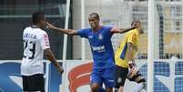 Rivaldo manda beijos depois de marcar em sua estreia pelo São Caetano, contra o Corinthians, no Pacaembu  Foto: Ricardo Matsukawa / Terra