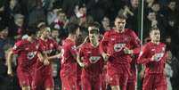 Jogadores do Southampton celebram grande resultado na luta contra o rebaixamento  Foto: AP