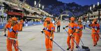 <p>Garis limpam a Sapuca&iacute; antes da abertura dos desfiles do Carnaval 2013</p>  Foto: Dhavid Normando / Futura Press