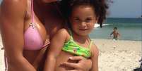 <p>Scheila Carvalho brinca com a filha Giulia em praia do Rio de Janeiro</p>  Foto: Instagram / Reprodu&ccedil;&atilde;o