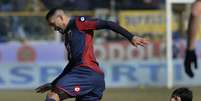 <p>Marco Borriello (à esquerda) não conseguiu levar o Genoa à vitória diante do Parma de Jaime Valdes (à direita)</p>  Foto: AP