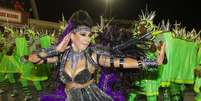 <p>Aline Oliveira, rainha de bateria da Mocidade Alegre, usou uma fantasia com spikes</p>  Foto: Marcos Bezerra/Futura Press