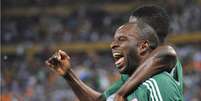 Sunday Mba, autor do único gol do jogo, celebra o lance que significaria o título da Copa Africana de Nações para a Nigéria contra Burkina Faso  Foto: AFP