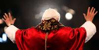 Papa Bento XVI acena para o p&uacute;blico em uma prociss&atilde;o em 2012 em Roma  Foto: Franco Origlia / Getty Images 