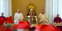 Imagem cedida pelo L'Osservatore Romano, órgão oficial do Vaticano, mostra Bento XVI durante consistório (reunião de cardeais) no Vaticano  Foto: AFP