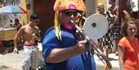 <p>Com um trompete construído com canos de PVC e um chuveiro em mãos, o cearense Gastone Figueiredo, 53 anos, fingia tocar o instrumento fictício de forma tão convincente que enganava a todos</p>  Foto: Diego Garcia / Terra