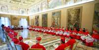 Foto divulgada pelo L'Osservatore Romano exibe Bento XVI (em seu trono à esquerda) durante encontro com cardeais na manhã desta segunda-feira  Foto: AP