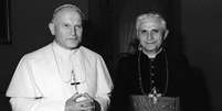 <p>Nesta foto de 1979, Joseph Ratzinger posa ao lado do papa João Paulo II</p>  Foto: AP