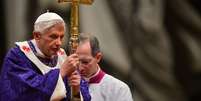 <p>Bento XVI conduz a missa da quarta-feira de cinzas na Basílica de São Pedro dois dias depois de anunciar sua renúncia. Ele permanece no cargo até o próximo dia 28</p>  Foto: AFP