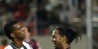 Jô felicita Ronaldinho, a grande estrela da noite em Belo Horizonte  Foto: EFE