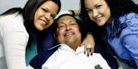 Imagem divulgada pelo ministro Villegas no Twitter mostra Chávez com suas filhas  Foto: Divulgação