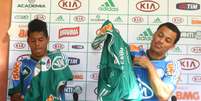 <p>Leandro e Léo Gago foram apresentados pelo Palmeiras</p>  Foto: Reginaldo Castro / Agência Lance
