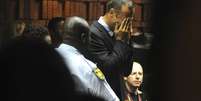 <p>Oscar Pistorius chora após ser acusado de homicídio por matar sua namorada</p>  Foto: AP