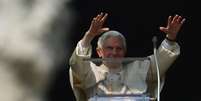 O papa Bento XVI pediu aos milhares de fi&eacute;is presentes na pra&ccedil;a S&atilde;o Pedro, no Vaticano, neste domingo, para que rezem por ele e pelo pr&oacute;ximo papa.  Foto: AFP