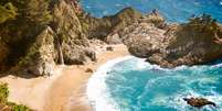 <p>Pfeiffer Beach, na Califórnia, impressiona com <span style="font-size: 11.5pt; line-height: 115%; font-family: Arial, sans-serif;">formações rochosas e areias de tons roxos</span></p>  Foto: Greg Balzer / Divulgação