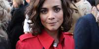 <p>A atriz apostou em um look vermelho para acompanhar o desfile da Burberry em Londres</p>  Foto: Ulisses Neto / Especial para Terra