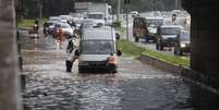 Chuva forte alaga a pista local da Marginal pinheiros, na altura da ponte Engenheiro Roberto Zucollo sentido Castello Branco, zona oeste da capital  Foto: Nelson Antoine / Fotoarena / Especial para Terra