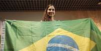 A blogueira dissidente cubana Yoani Sánchez posa com a bandeira brasileira após desembarcar no aeroporto de Guararapes, em Recife (PE)  Foto: Reuters