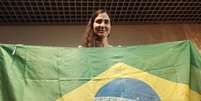 <p>Yoani posa com a bandeira brasileira</p>  Foto: Reuters
