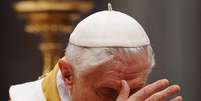 O papa Bento XVI carrega a joia em ouro maciço desde 2005  Foto: AFP