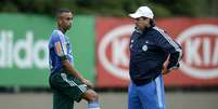 <p>Criticado por jogadas contra Corinthians, volante trabalhou passes em treino sob chuva</p>  Foto: Ricardo Matsukawa / Terra