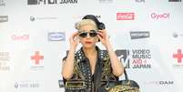 <p>Lady Gaga usou em 2011 bota com spikes com plataforma altíssima e sem salto, do designer Notitaka Tatehana</p>  Foto: Getty Images 