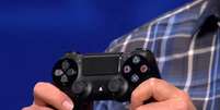 <p>O controle do Playstation 4, o DualShock 4, durante apresentação do engenheiro de desenvolvimento Mark Cerny, em Nova York</p>  Foto: Reprodução