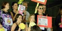 Funcionários levaram cartazes de pizza simbolizando a impunidade dos agressores  Foto: Sinditamaraty / Divulgação