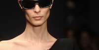 <p>Algumas modelos surgiram de óculos escuros pretos</p>  Foto: Getty Images