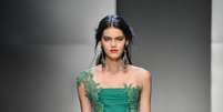 <p>Os apliques apareceram em looks para a noite e para o dia</p>  Foto: Getty Images